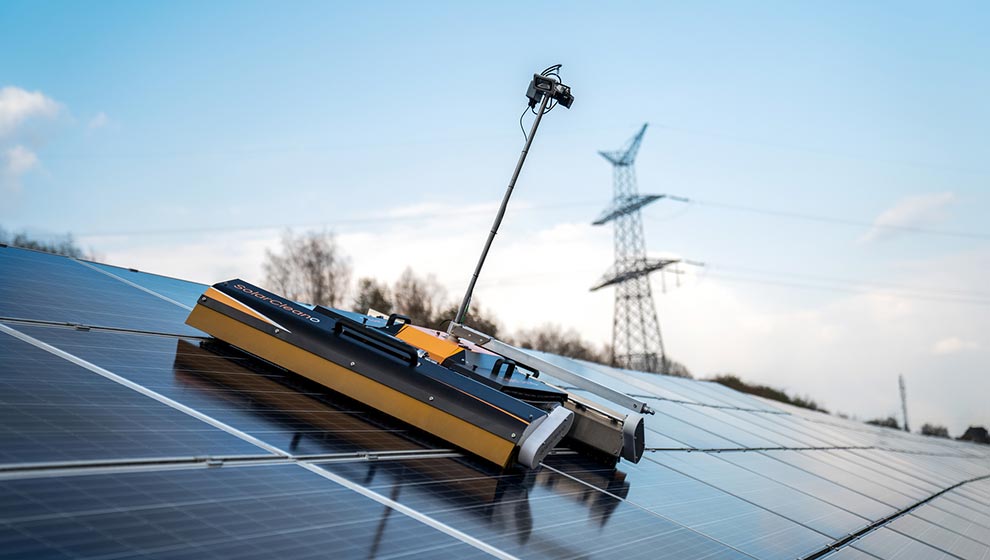 WEBER Gebäudereinigung mit dem SolarCleano F1 auf Ihrer Fotovoltaikanlage